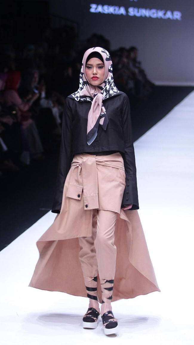 Koleksi terbaru Zaskia Sungkar dengan brand kosmetik Wardah yang mengangkat tema Hue Pops di Jakarta Fashion Week 2018. Senayan City, Jakarta, Minggu (22/10/2017). Foto: Mohamamd Abduh/Wolipop