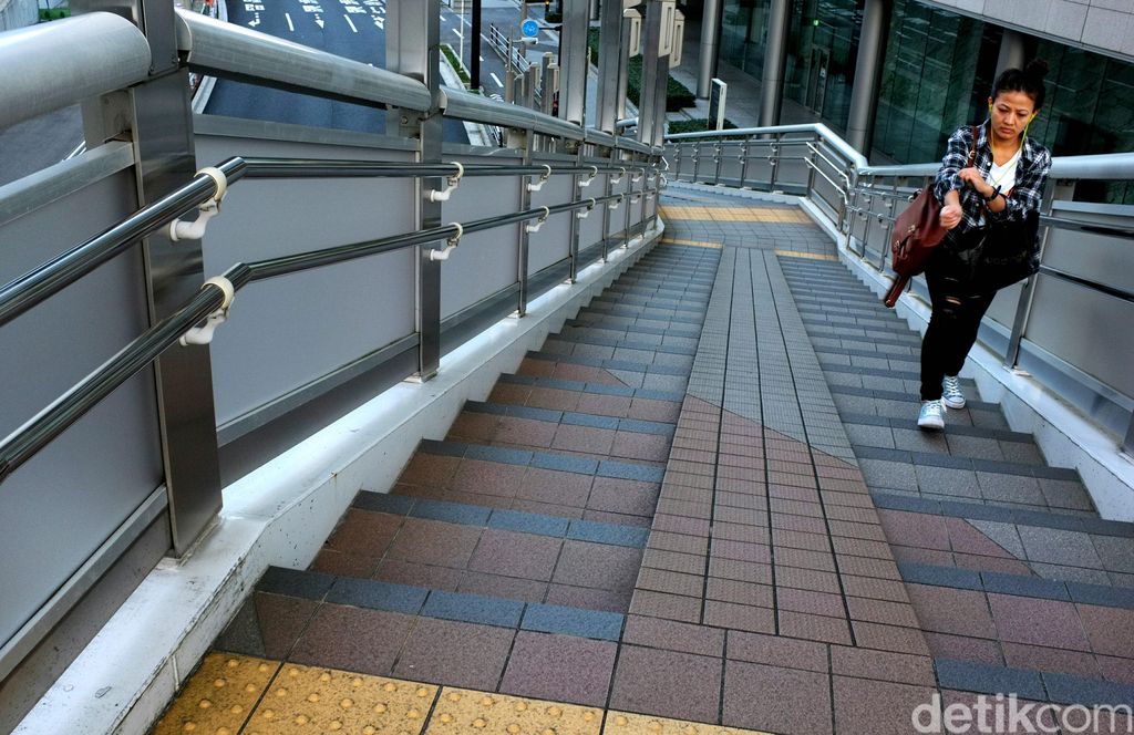 Melihat pembangunan trotoar di negeri orang seperti Jepang memang membuat decak kagum. Selain keren, trotoar tersebut juga bersih. Begini penampakannya.1. Bersihnya trotoar di kawasan Shiodome, Ginza, Tokyo, Jepang.2. Yang lebih menarik, dinding pembatas trotoar terbuat dari kaca.3. Dinding kaca trotoar juga bersih.4. Tidak hanya trotoar, jembatan penyeberangan orang juga bersih.5. Seorang warga melintas di jembatan penyeberangan yang bersih di kawasan Ginza.6. Trotoar ini menghubungkan kawasan perhotelan dan pusat perbelanjaan di Ginza.7. Jembatan penyeberangan orang yang rapi dan bersih ini memberikan kenyamanan bagi warga yang melintas.8. Beberapa warga melintas di trotoar yang bersih di kawasan Ginza.9. Melihat pembangunan sarana publik di negeri orang memang membuat decak kagum. Selain keren, trotoar tersebut juga bersih.