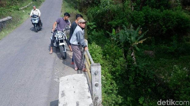 Sekretaris Desa Batursari Temanggung, Teguh Hardianto (pakai topi). 