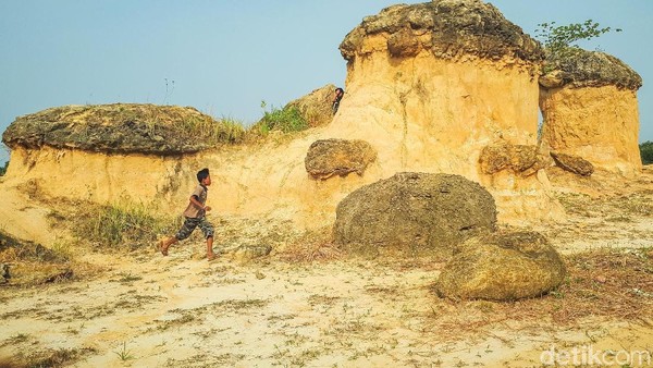 Bukit Jamur biasanya jadi spot instagramable karena memiliki fenomena alam yang unik. Disebut bukit jamur karena memang terdapat bebatuan besar yang menyerupai jamur. (Imam Wahyudiyanto/detikTravel) Bukit Jamur biasanya jadi spot instagramable karena memiliki fenomena alam yang unik. Disebut bukit jamur karena memang terdapat bebatuan besar yang menyerupai jamur. (Imam Wahyudiyanto/detikTravel)