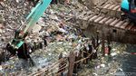 Sampah Busuk di Kali Grogol Dibersihkan