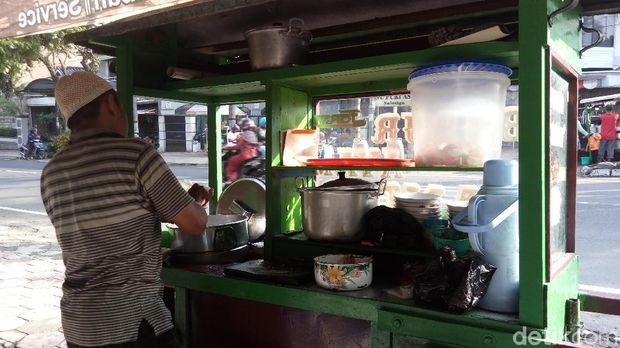 Gratis Tiap Jumat, Tukang Bubur di Salatiga Ini Simpan Asa Naik Haji