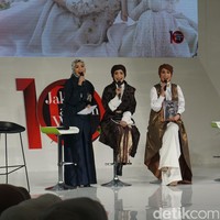 Meski sama-sama tenar di masanya, Ineke dan Marini bersahabat baik. Persahabatan itu menelurkan buku ‘Hi Darl’ yang diluncurkan kemarin, Kamis (26/10/2017). Foto: Dok. Daniel Ngantung/Wolipop