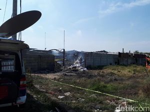 Pagi Ini, Asap Masih Terlihat di Lokasi Ledakan Pabrik Petasan