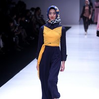 Koleksi terbaru Zaskia Sungkar dengan brand kosmetik Wardah yang mengangkat tema Hue Pops di Jakarta Fashion Week 2018. Senayan City, Jakarta, Minggu (22/10/2017). Foto: Mohamamd Abduh/Wolipop
