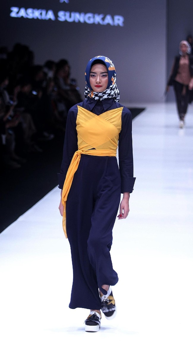 Koleksi terbaru Zaskia Sungkar dengan brand kosmetik Wardah yang mengangkat tema Hue Pops di Jakarta Fashion Week 2018. Senayan City, Jakarta, Minggu (22/10/2017). Foto: Mohamamd Abduh/Wolipop