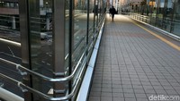 Beberapa warga melintas di trotoar yang bersih di kawasan Ginza.
