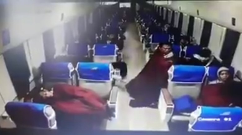 Viral CCTV Pencurian di KA Saat Penumpang Tidur, Begini Ceritanya Viral CCTV Pencurian di KA Saat Penumpang Tidur, Begini Ceritanya