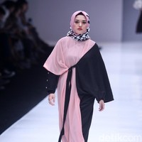 Koleksi terbaru Zaskia Sungkar dengan brand kosmetik Wardah yang mengangkat tema Hue Pops di Jakarta Fashion Week 2018. Senayan City, Jakarta, Minggu (22/10/2017). Foto: Mohamamd Abduh/Wolipop