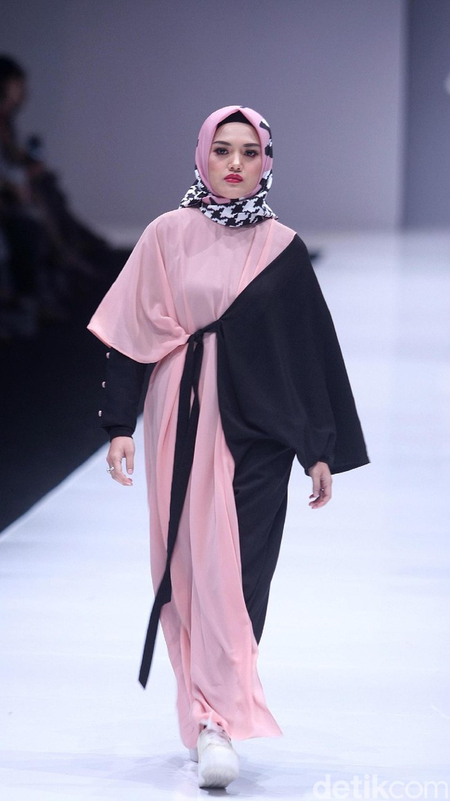 Koleksi terbaru Zaskia Sungkar dengan brand kosmetik Wardah yang mengangkat tema Hue Pops di Jakarta Fashion Week 2018. Senayan City, Jakarta, Minggu (22/10/2017). Foto: Mohamamd Abduh/Wolipop
