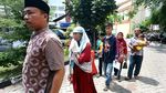 Duka Keluarga Korban Ledakan Pabrik Kembang Api di RS Polri