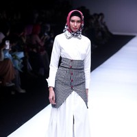 Koleksi terbaru Zaskia Sungkar dengan brand kosmetik Wardah yang mengangkat tema Hue Pops di Jakarta Fashion Week 2018. Senayan City, Jakarta, Minggu (22/10/2017). Foto: Mohamamd Abduh/Wolipop