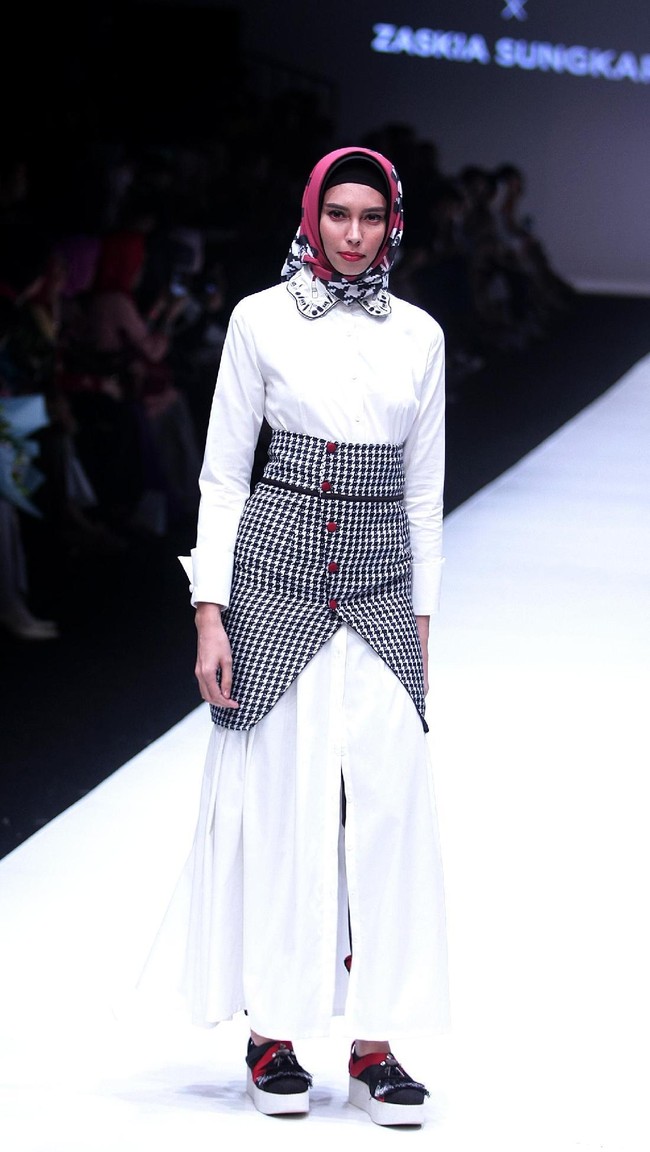Koleksi terbaru Zaskia Sungkar dengan brand kosmetik Wardah yang mengangkat tema Hue Pops di Jakarta Fashion Week 2018. Senayan City, Jakarta, Minggu (22/10/2017). Foto: Mohamamd Abduh/Wolipop