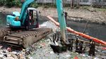 Sampah Busuk di Kali Grogol Dibersihkan