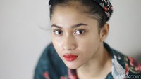 Saat masa pemulihan, dia mendapatkan kesempatan untuk menjajal dunia akting setelah diundang mengikuti casting untuk film Wiro Sableng 212.