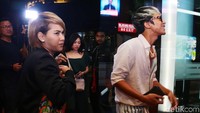 Saat melihat kamera mulai berdatangan keduanya pun tampak menghindar. Pool/Ismail/detikFoto.