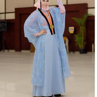 Anisa eks Cherrybelle menerapkan dress warna cerah seperti biru muda kombinasi pink yang dipakainya. Perpaduan material satin dan brokat mampu memberikan kesan elegan.  Foto: Dok. Instagram @anisarahma_12