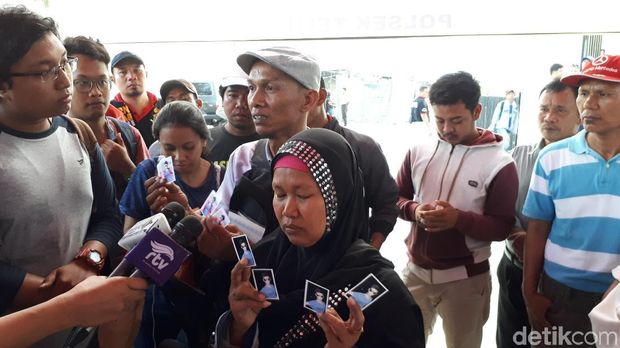  Sri Haryati mencari putranya di lokasi kebakaran pabrik
