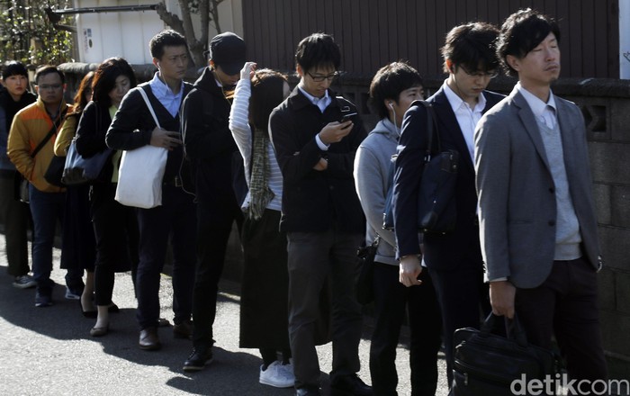Budaya disiplin orang Jepang patut diacungi jempol. Bahkan mereka rela mengantre panjang untuk naik bus kota.