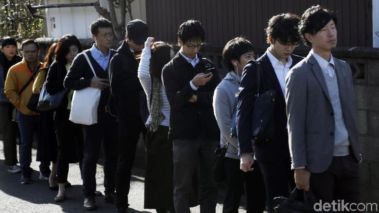 Melihat Budaya Antre Orang Jepang, Indonesia Bisa Nggak? Budaya disiplin orang Jepang patut diacungi jempol. Bahkan mereka rela mengantre panjang untuk naik bus kota.