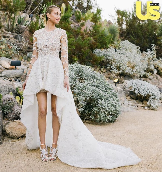 Serupa dengan Lydia, Whitney Port juga memakai gaun berpotongan asimetris  ketika menikahi produser Tim Rosenmann. Gaun rancangan Mohammed Ashi itu tampak cantik dengan detail renda.  Foto: Instagram