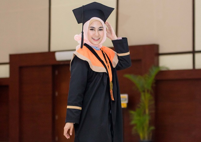 Untuk riasannya, Anisa Rahma tampak manis mengenakan pulasan makeup bernuansa pink dan natural. Foto: Dok. Instagram @anisarahma_12