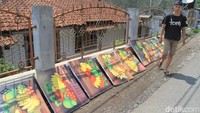 Kampung Lukis Jelekong merupakan rumah para pelukis dan seniman wayang di Kabupaten Bandung. Kampung ini sangat dicocok disambangi oleh wisatawan yang memiliki kecintaan tinggi terhadap seni. (Wisma Putra/detikTravel)