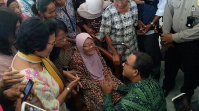 Sambutan Hangat dan Canda dari Anies-Sandi ke Warga Bukit Duri