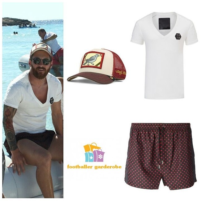 Liburan santai di pantai, pemain Barcelona ini tampil casual dengan t-shirt putih dan celana pendek. T-shirt v-neck yang dipakainya merupakan rancangan salah satu desainer favorit Messi, Philipp Plein. Kaus tersebut dijual seharga 406 euro atau sekitar Rp 6,7 juta. Dan celana pendek polkadot yang dipakai sang pesepakbola datang dari rumah mode Dolce & Gabbana. Foto: Dok. Instagram Footballergarderobe