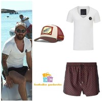 Liburan santai di pantai, pemain Barcelona ini tampil casual dengan t-shirt putih dan celana pendek. T-shirt v-neck yang dipakainya merupakan rancangan salah satu desainer favorit Messi, Philipp Plein. Kaus tersebut dijual seharga 406 euro atau sekitar Rp 6,7 juta. Dan celana pendek polkadot yang dipakai sang pesepakbola datang dari rumah mode Dolce & Gabbana. Foto: Dok. Instagram Footballergarderobe