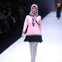 Koleksi terbaru Zaskia Sungkar dengan brand kosmetik Wardah yang mengangkat tema Hue Pops di Jakarta Fashion Week 2018. Senayan City, Jakarta, Minggu (22/10/2017). Foto: Mohamamd Abduh/Wolipop