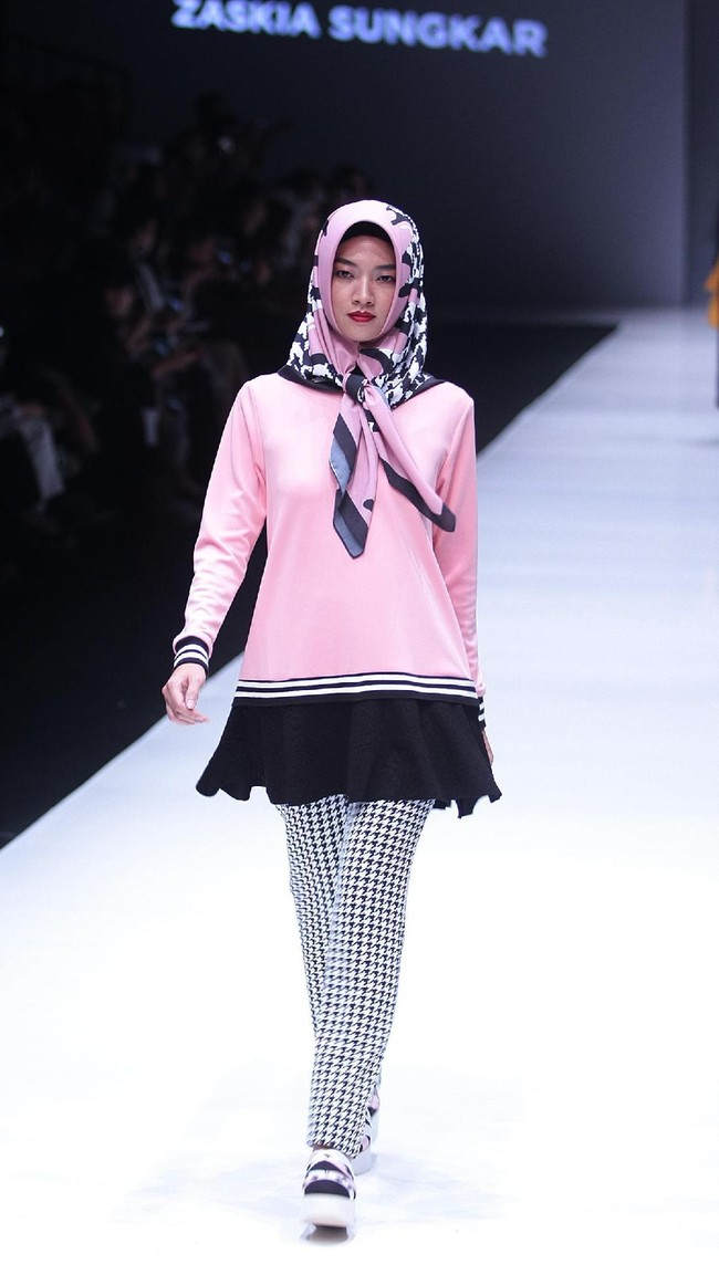 Koleksi terbaru Zaskia Sungkar dengan brand kosmetik Wardah yang mengangkat tema Hue Pops di Jakarta Fashion Week 2018. Senayan City, Jakarta, Minggu (22/10/2017). Foto: Mohamamd Abduh/Wolipop