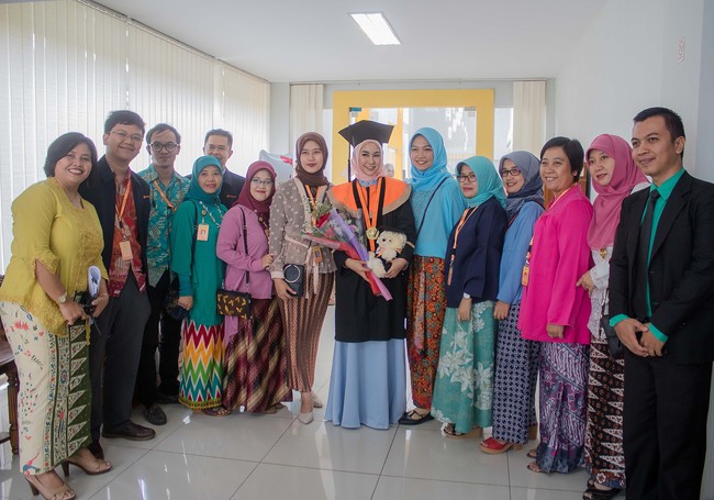 Mantan personel grup band Cherrybelle itu baru saja lulus dari Fakultas Teknik Arsitektur Institut Teknologi Nasional (Itenas) Bandung. Ia foto-foto wisudanya ke Instagram pada pertengahan Oktober kemarin. Foto: Dok. Instagram @anisarahma_12