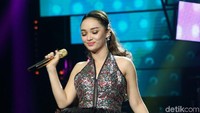 Wanita yang akrab disapa Neng itu tampak mengenakan dress berwarna hitam dengan rok besar semi-transparan.