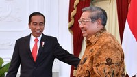 SBY tiba di Istana Merdeka sekitar pukul 14.00 WIB. Dia datang hanya dengan didampingi Paspampres.