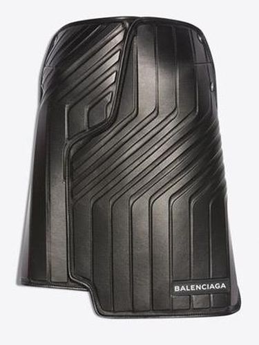 Setelah Rok 'Karpet Mobil', Balenciaga Rilis Tas Kaca Spion Rp 32 Juta