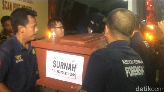  Penyerahan jenazah korban ledakan pabrik kembang api di RS Polri kepada pihak keluarga