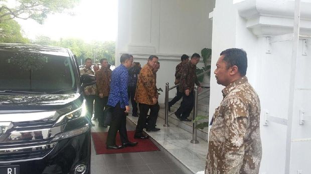 SBY saat tiba di Istana untuk bertemu Jokowi / 
