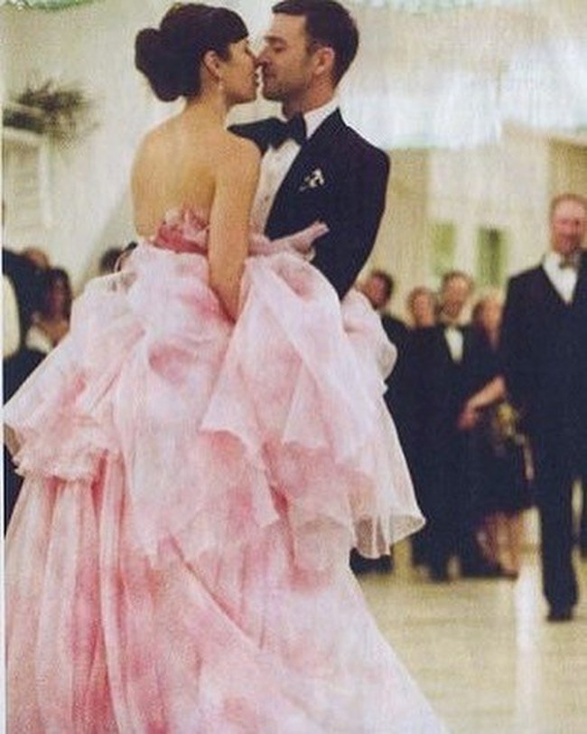 Jessica Biel memilih warna pink ketika menikahi Justin Timberlake. Gaun Giambattista Valli tersebut membuatnya semakin jadi pusat atensi. Foto: Instagram