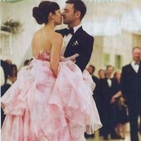 Jessica Biel memilih warna pink ketika menikahi Justin Timberlake. Gaun Giambattista Valli tersebut membuatnya semakin jadi pusat atensi. Foto: Instagram