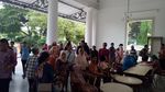 Sambutan Hangat dan Canda dari Anies-Sandi ke Warga Bukit Duri