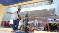 Di pintu posko, keluarga korban ledakan pabrik petasan langsung disambut petugas keamanan posko. Mereka diarahkan ke meja laporan yang berada tidak jauh dari pintu depan posko.