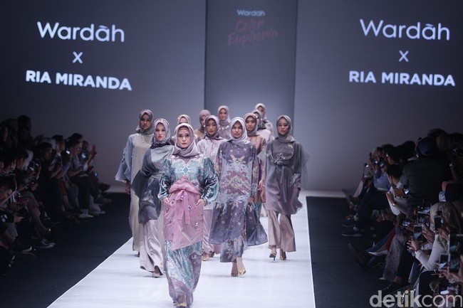 Fashion show koleksi busana terbaru Ria Miranda yang mengangkat tema Senjakala di Jakarta Fashion Week 2018, Senayan City, Jakarta, Minggu (22/10/2017).  Foto: Mohammad Abduh/Wolipop