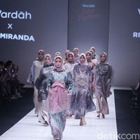 Fashion show koleksi busana terbaru Ria Miranda yang mengangkat tema Senjakala di Jakarta Fashion Week 2018, Senayan City, Jakarta, Minggu (22/10/2017).  Foto: Mohammad Abduh/Wolipop