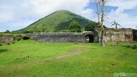 Benteng ini tidak jauh dari Pelabuhan Banda Neira. Tidak banyak yang tersisa dari benteng ini, hanya dindingnya yang tersisa. Benteng ini sedang direkonstruksi menyerupai bentuk aslinya. (Syanti/detikTravel)