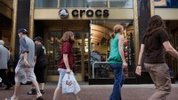 Produsen sepatu ini berniat menutup 160 toko di seluruh dunia gara-gara omzet yang turun. (Photo by Scott Olson/Getty Images)