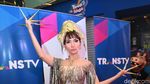 Gaya Roro Fitria dengan Kuku Emasnya, Yay or Nay?