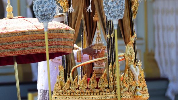 Salah satu Royal Urn yang berisi abu dan serpihan tulang Raja Bhumibol
