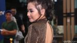 Sexy Back! Prilly Latuconsina Pamer Punggung