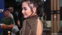 Prilly mengenakan dress di atas lutut dengan potongan terbuka di bagian punggung. Foto: Prilly Latuconsina (Hanif/detikHOT)